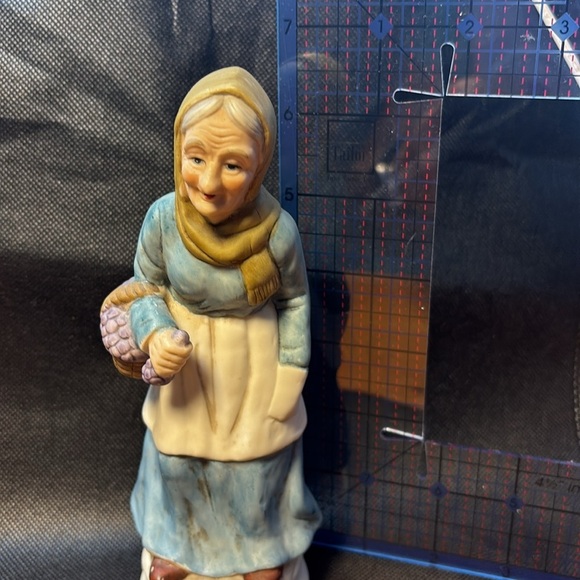 Vintage Homco Ceramic Woman Figurine with Basket of Grapes. Collectible - Picture 4 of 4